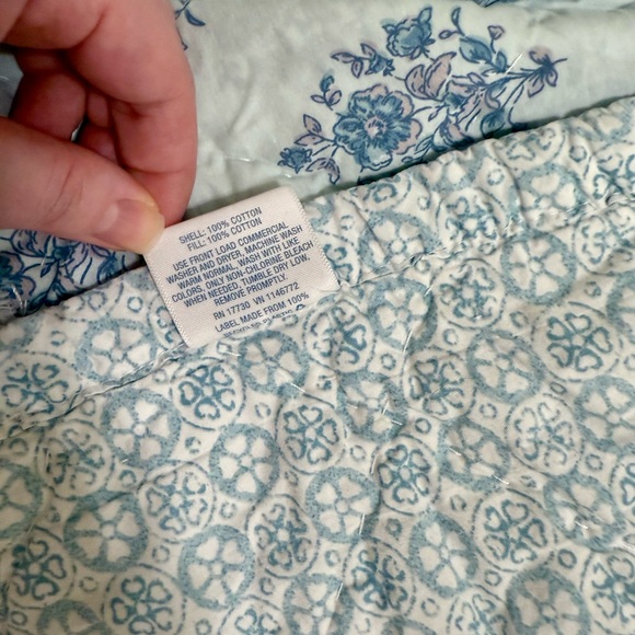 Simply Shabby Chic Patchwork Full/Queen Quilt and Throw Pillow - Picture 4 of 11